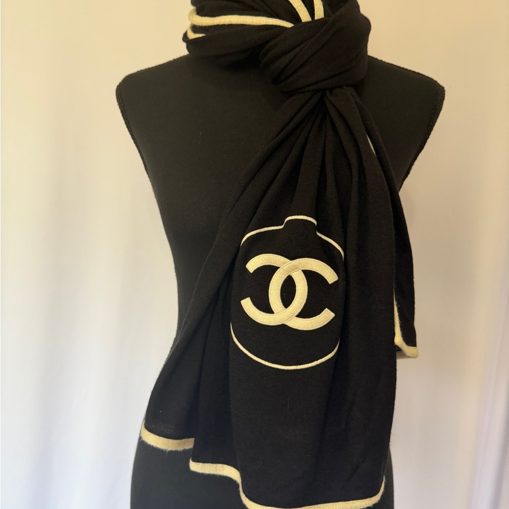Classic Chanel CC Cashmere Scarf. Black & Ivory